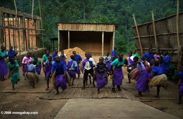 Bwindi Kinder, viele von wem sind, AIDS verwaist und führt traditionellen Lied und Tanz