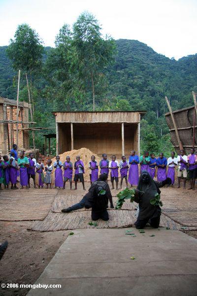 bwindi孤児でゴリラダンス