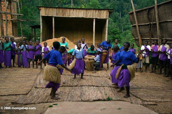 Bwindi verwaist, einiges von wem verloren ihre Eltern zu den AIDS, tanzender