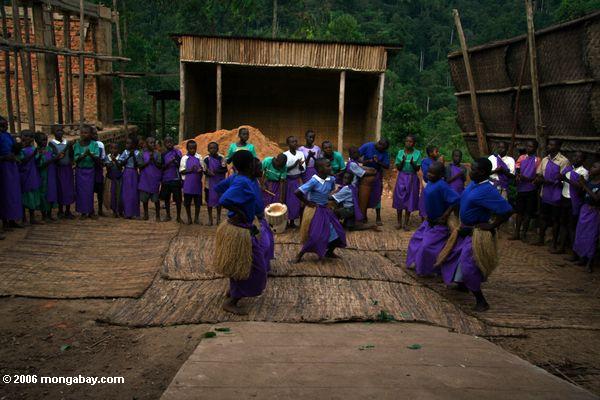 bwindi孤児の歌と踊り