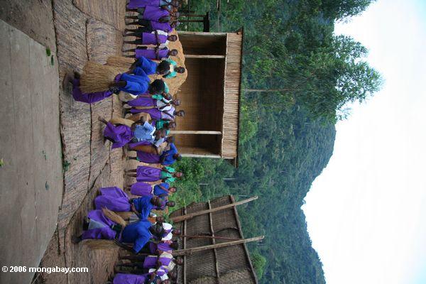 bwindi孤児グループの子供たち伝統的な踊りと歌を行う