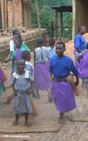 Bwindi verwaist die Gruppe Kinder, die traditionelle Tänze und Liede tun