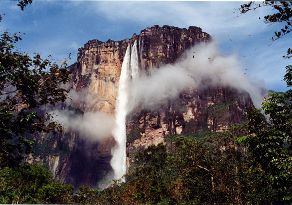 O anjo cai, a cachoeira a mais alta do mundo, situada em Venezuela