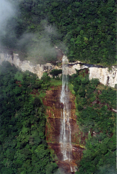 飛行機から見たエンジェル滝