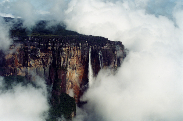 Engel fällt, der höchste Wasserfall der Welt, gesehen von einem Flugzeug