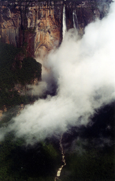 O anjo cai, a cachoeira a mais elevada do mundo, vista de um avião