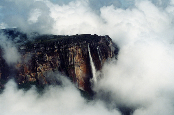 Engel fällt, der höchste Wasserfall der Welt, gesehen von einem airplanebut, das teils durch Wolken undeutlich gemacht wird