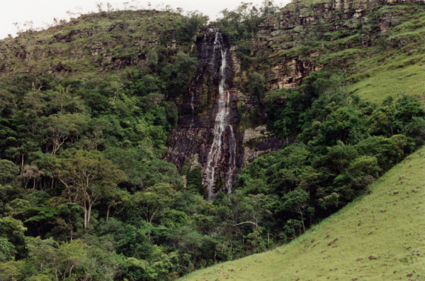 Cascada cerca de la aldea de Kavak en Venezuela meridional (región de Amazonas)