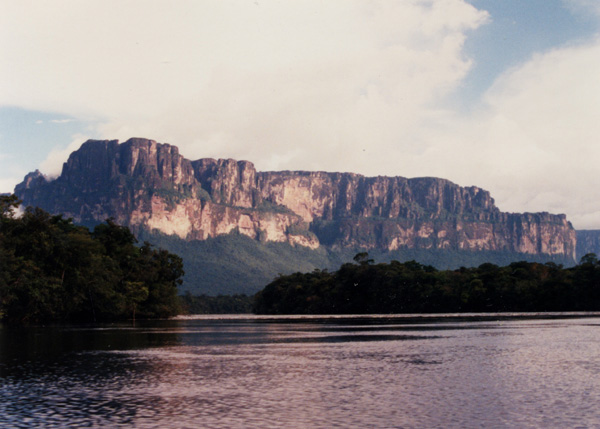 Tepui em Venzuela, visto do rio de Carrao