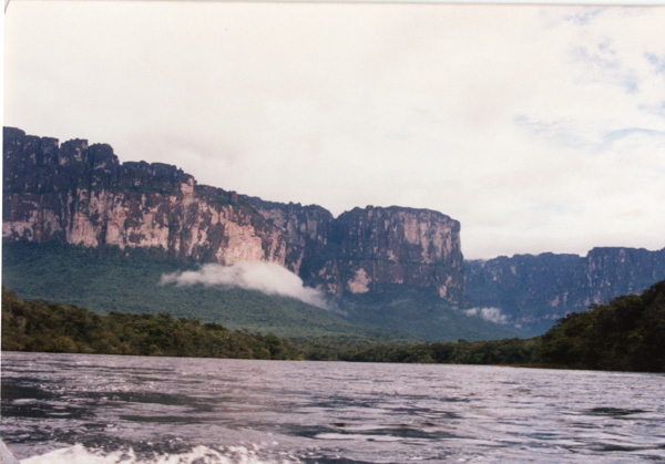 Auyantepui como visto do Rio Carrao