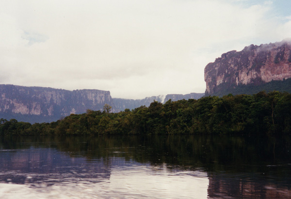 Montagnes de table (appelées le tepui) comme vu de Rio Carrao