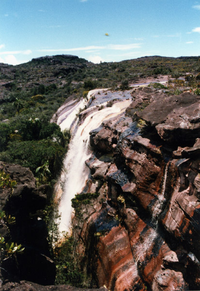 Гора дьявола (auyan tepui) водопад