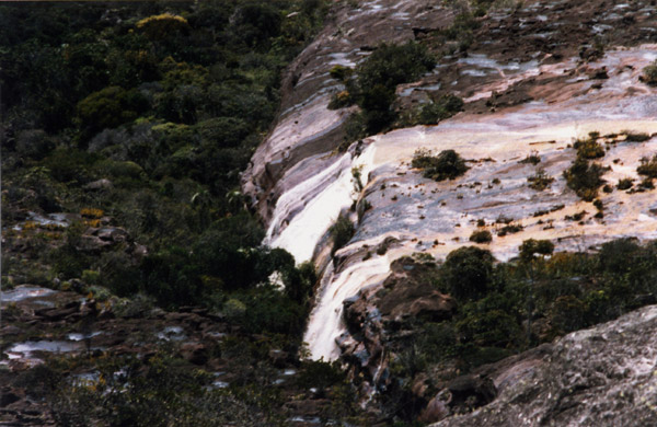 Río que desaparece en la cumbre de Auyantepui