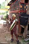Toraja boy dengan tabung bambu penuh 