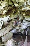 Londa Nanggala gua dengan peti mati gantung dan stupa pemakaman (Toraja Land (Tana Toraja), Sulawesi)