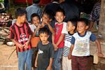 Anak-anak di pemakaman di Toraja lahan (Land Toraja (Tana Toraja), Sulawesi)