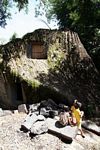 Batu makam diukir di batu granit raksasa di Pana (Toraja Land (Tana Toraja), Sulawesi)
