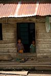 Anak-anak memuncak melalui pintu (Toraja Land (Tana Toraja), Sulawesi)