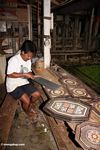 Man ukiran kayu balsa seni di Ketu Kese (Toraja Land (Tana Toraja), Sulawesi)