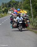 Vendor dengan semua barang dagangannya di belakang motornya (Sulawesi (Celebes))