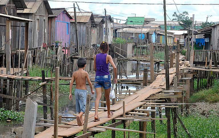 Stilt houses lacking septic systems in Altamira. Photo by Valter Campanato courtesy of Agencia Brasil.