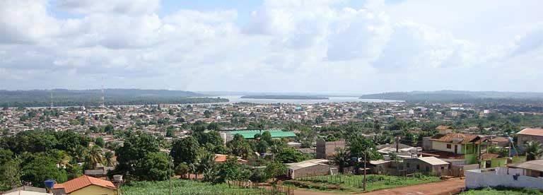 Altamira in the state of Pará, Brazil, sprawls along a bank of the Xingu River. Photo by Igor Cavallini under the terms of the GNU Free Documentation License, Version 1.2.