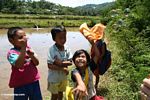 Children playing with bubbles (Toraja Land (Torajaland), Sulawesi) 