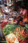 Buying and selling at vegetable market in Rantepao (Toraja Land (Torajaland), Sulawesi) 