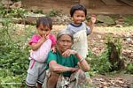 Old woman with kids (Toraja Land (Torajaland), Sulawesi) 